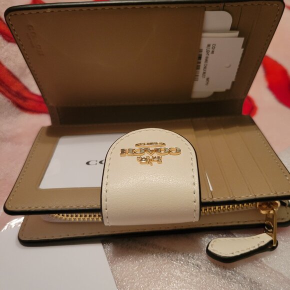 💕Coach Medium Corner Zip Wallet In Signature Canvas With Heart Print💕 - Picture 6 of 11